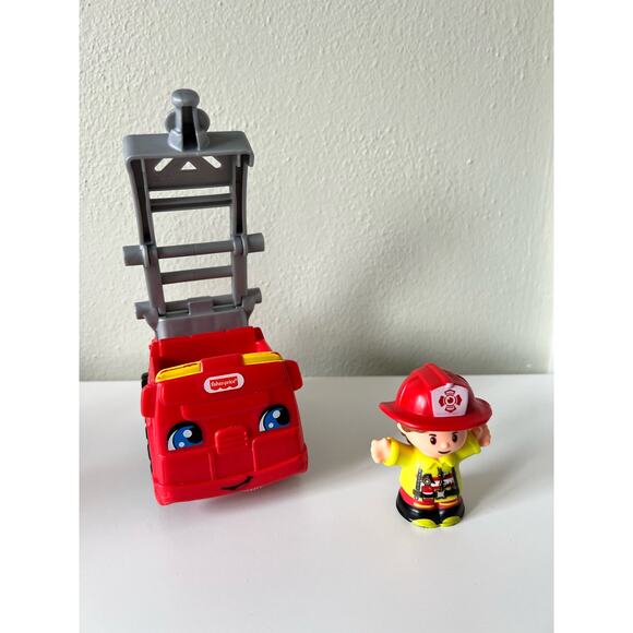 Fisher-Price Little People Fire Truck with Firefighter Figure 2019 - Picture 2 of 11